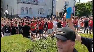 Szurkolói vonulás a Magyarország-Portugália labdarúgó mérkőzés előtt: elindult a menet