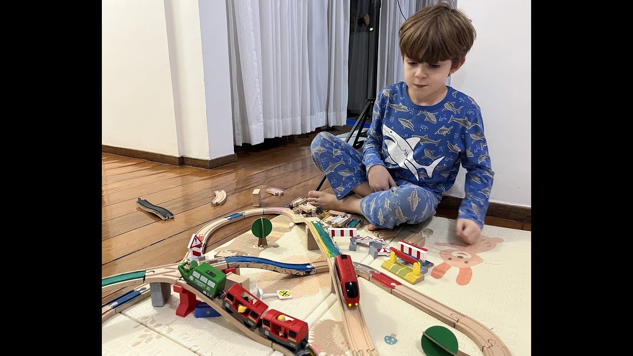 Pista de trem de madeira de brinquedo