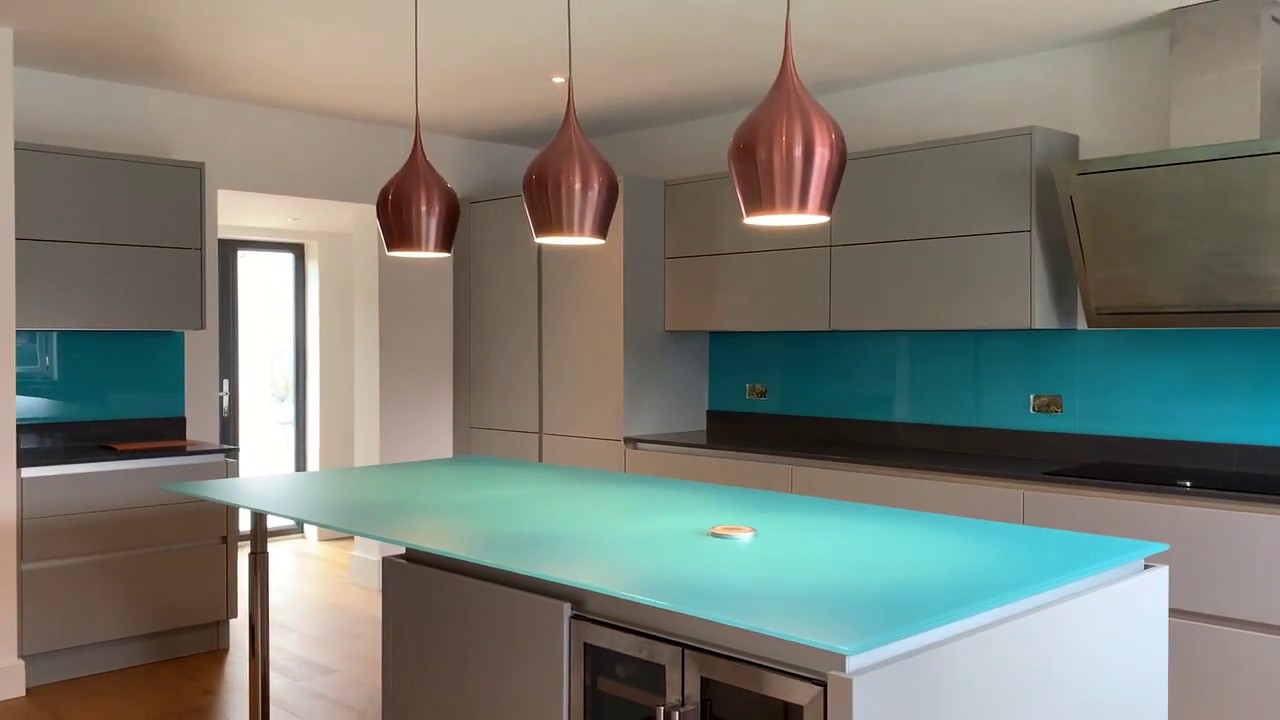 Teal Glass Island and Splashbacks Modern Home Kitchen with ®CreoGlass, www.creoglass.co.uk