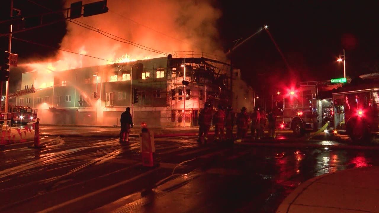 Firefighters battle apartment building fire in Nob Hill - YouTube
