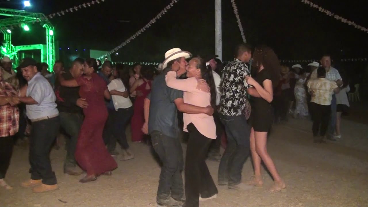 UNAS DEL TROPICAL DEL BRAVO CON ESTAMPIDA