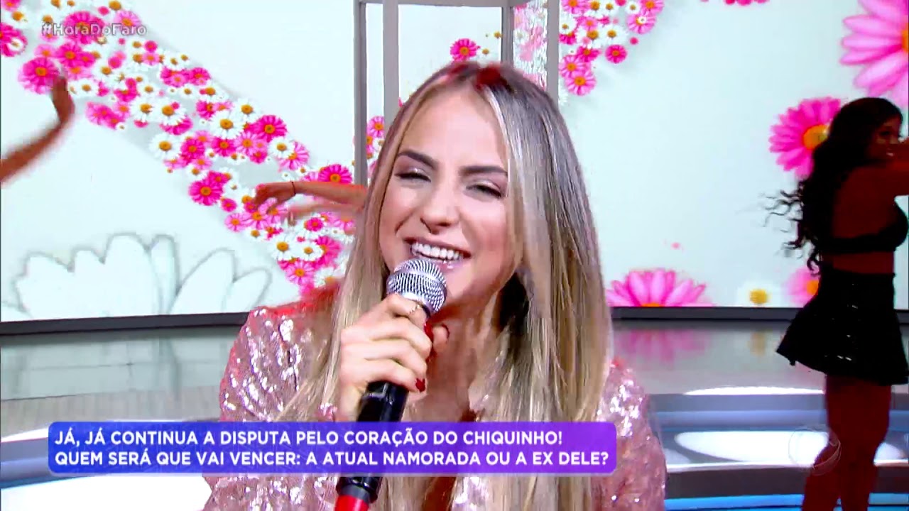 Gabi Martins canta o sucesso Neném