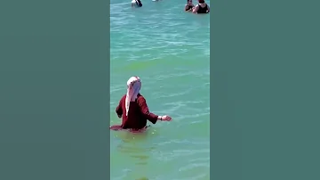 بنت تيبازة في البحر 