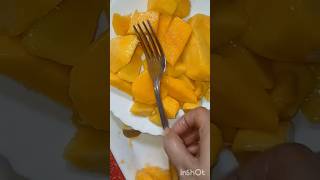 Ab Tak Galat Tarike Se Aam Kaat Rahe The? 😱 Try This 2Minute Mango Cutting Trick #KitchenHacks #food