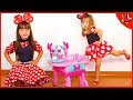 Laurinha finge brincar com seu novo brinquedo carrinho da minnie