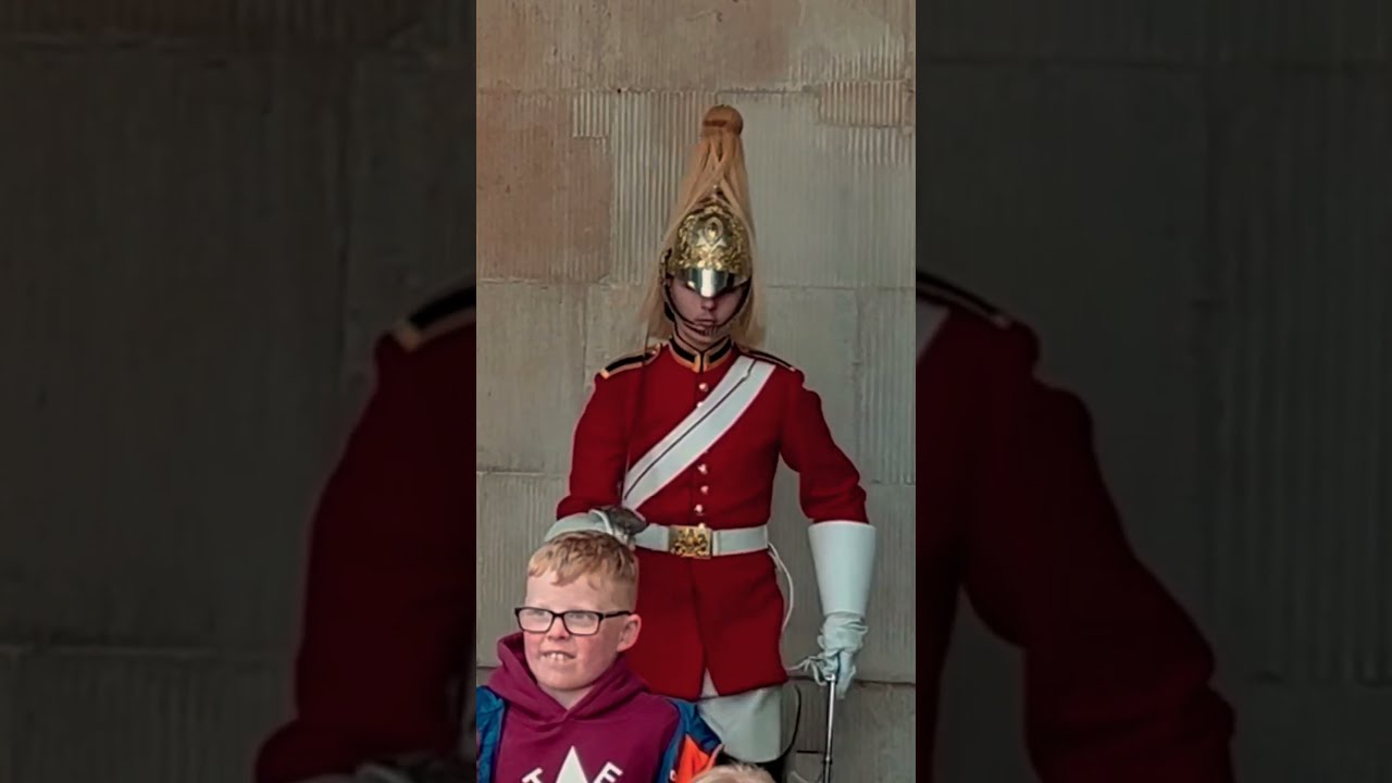 KIDS MAKE ROYAL GUARD SMILE Horse Guards Royal Guard Kings London 2024