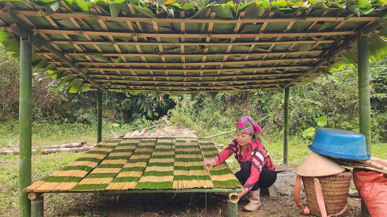 The girl discovered a secret wooden house built under a giant rock. Lý Thị Phương
