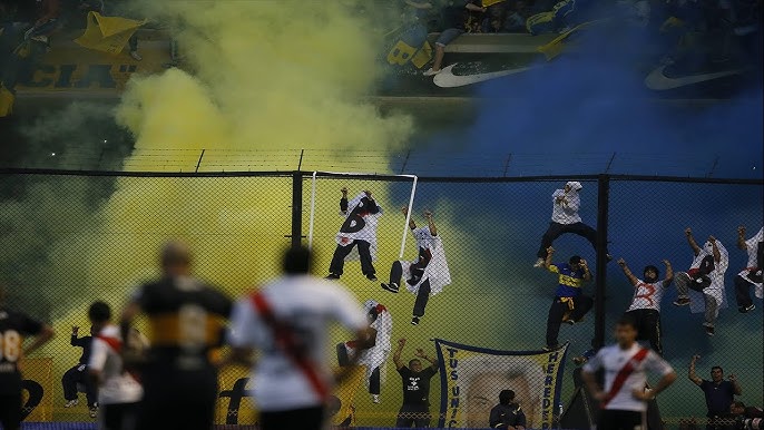 Torcida do Aris faz linda festa em partida de basquete na Grécia  (04.10.2017) 