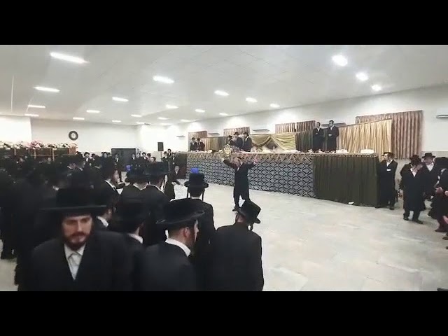 יהושע פריד עם הזמר אושי פרוש, עם הנשפן אבריימי יארבלום ומנדי הלר, מעיפים עם הלהיט שוכן עד