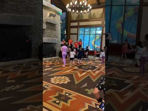 Video: Great Wolf Lodge Gurnee - notranji vodni park v Illinoisu