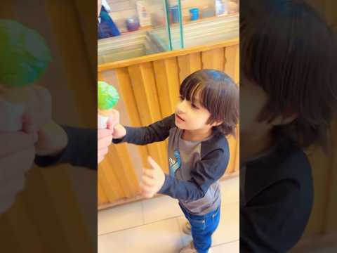 إنه من محبي الآيس كريم الآيس كريم موعد الآيس كريم حياة الأطفال اليومية