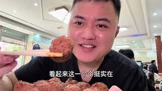 在东北居民区犄角旮旯吃透油大包子，大块卤牛腩直接包进去，一口下去香迷糊啦！#牛肉包子 #包子 #多汁肉包子 #哈尔滨美食 #东北美食