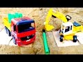 La excavadora ayuda al camión con la repación. Coches para niños.