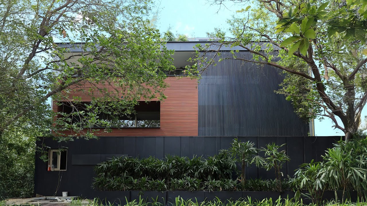 Casa Stilgrove | A Multi-Side Residential Facade Wrapped in Metal, Wood & Rhythm