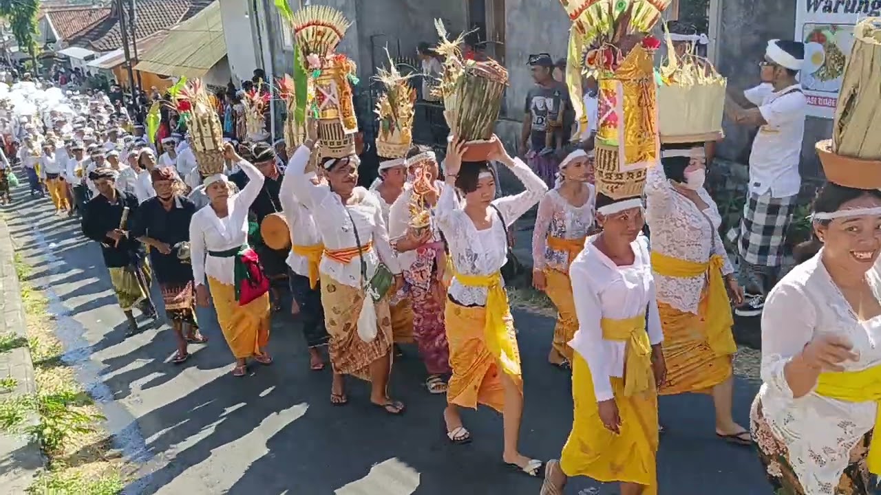 Perjalanan menuju setra upacara ngaben di sangsit abasan