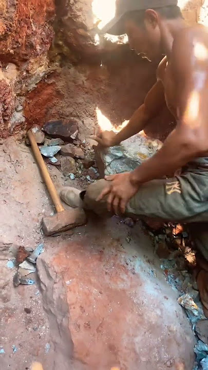 Proses pemecahaan matrial batu emas menggunakan hamer #tambangemasrakyat  #tambangemas