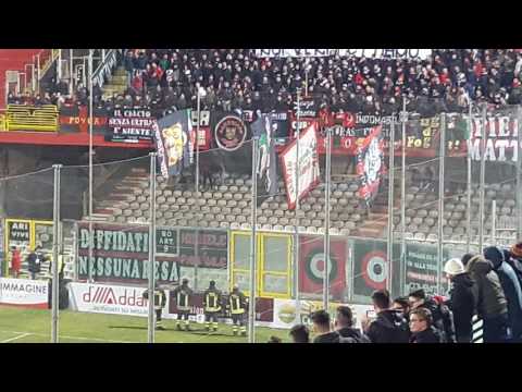 Stadio Zaccheria Foggia, il coro della curva nord in onore dei pompieri