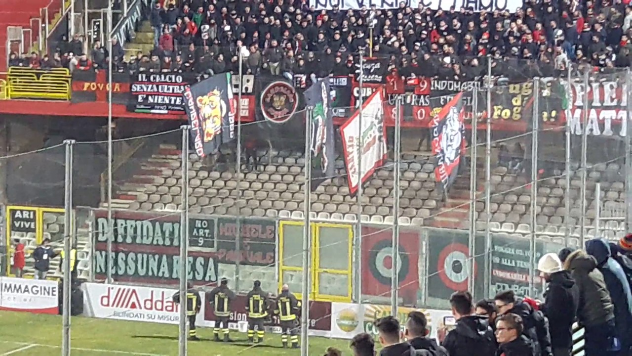 Stadio Zaccheria Foggia, il coro della curva nord in onore dei pompieri