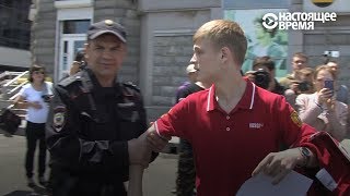 Парня пытались задержать, он вырвался и завел людей. Митинг 12 июня во Владивостоке