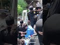 فیلم لحظه انتقال و ورود به محل بازسازی صحنه درگیری گروهی اراذل و اوباش قمه کش توسط پلیس امنیت تهران فیلم لحظه انتقال و ورود به محل بازسازی صحنه درگیری گروهی اراذل و اوباش قمه کش توسط پلیس امنیت تهران