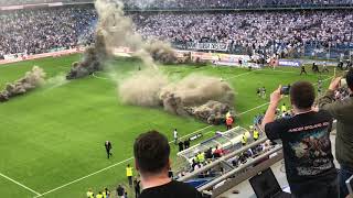 Wściekli kibice Lecha wbiegają na murawę. Lech Poznań - Legia Warszawa