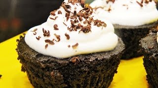 Eggless Microwave Oreo Cupcake - 1 Minute Cupcake Recipe | Cookies and Cream Oreo Cake recipe