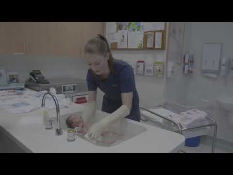 वीडियो: नर्सिंग बेबी को कैसे धोएं