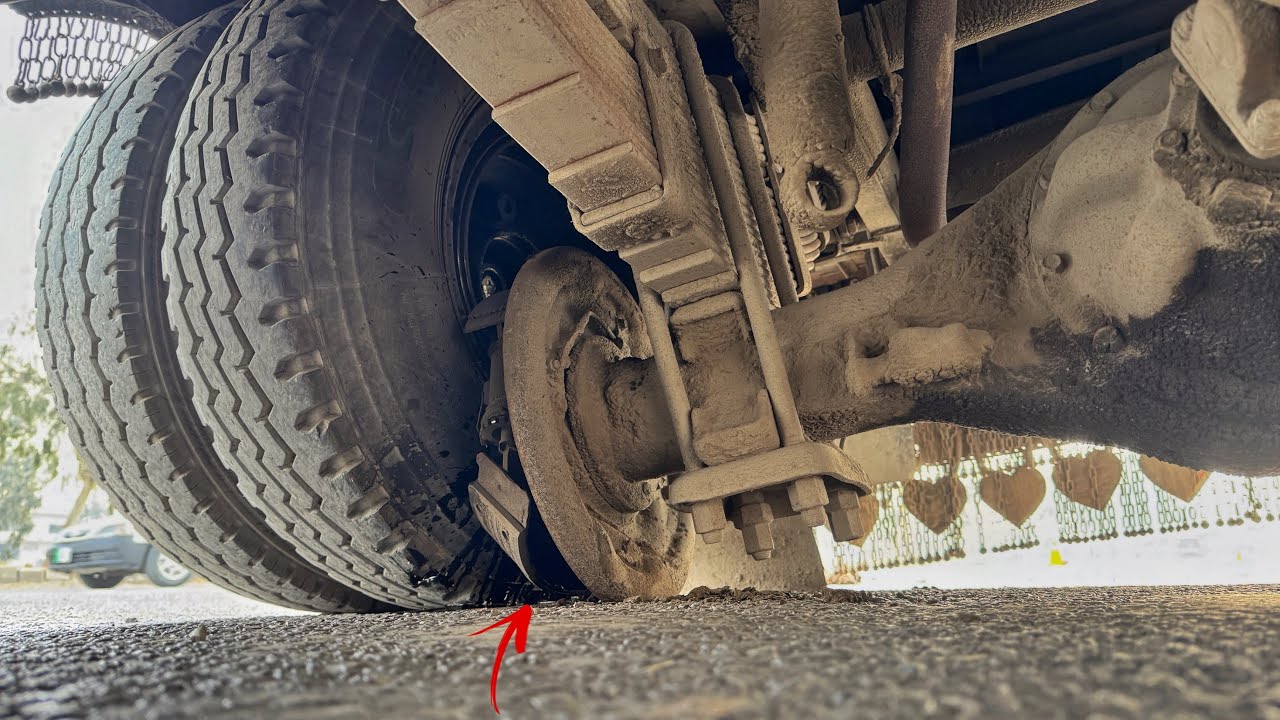 Rear Axle Tube Broken Truck Stuck on the Road Overload Damage