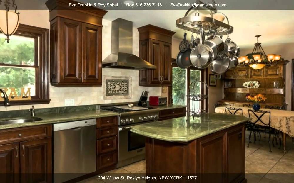 204 Willow St, Roslyn Heights, NY 11577