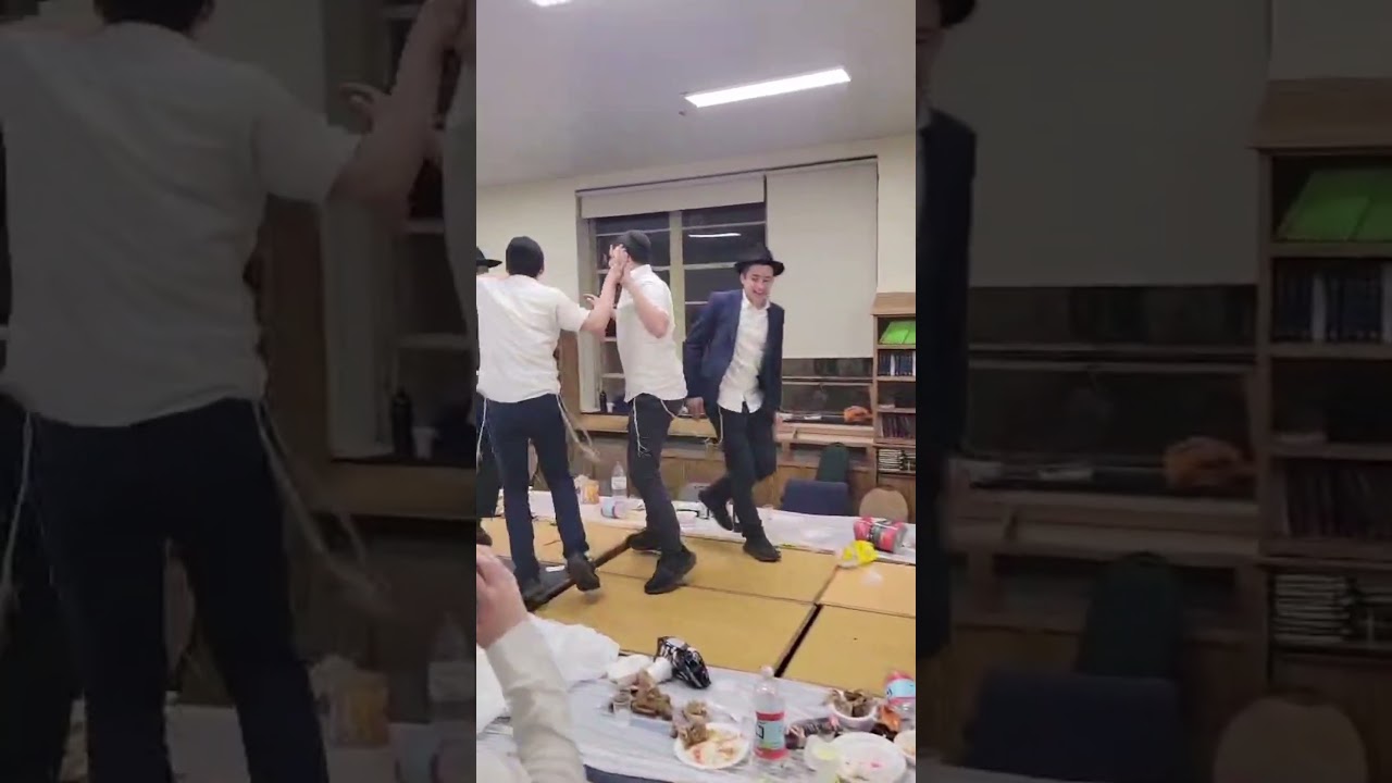 ר' מנחם גערליצקי שי' רוקד עם הבחורים בניו הייווען