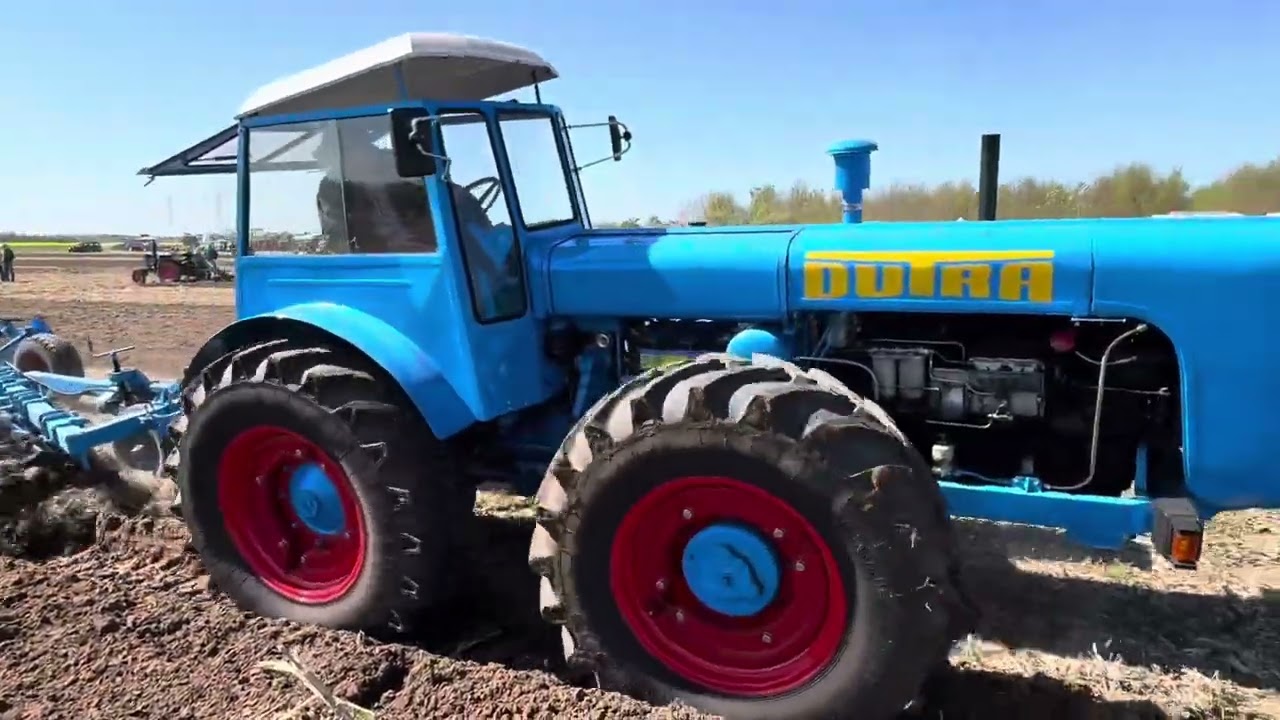 Dutra D4K B beim Oldtimer- Pflügen in Schartau 2025