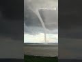 Ref:7ifqlUWS79E Une spectaculaire trombe marine a �t� observ�e jeudi sur le #saintlaurent pr�s de cap-saint-ignace