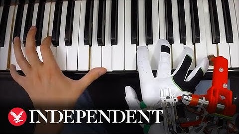 Pianists learn to play with a robotic thumb in just one hour