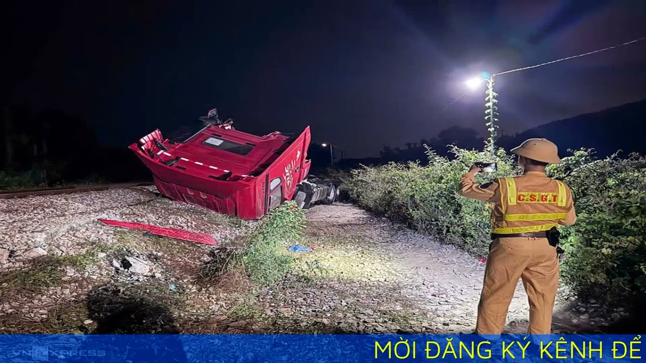 Hiện trường vụ tàu hỏa tông ôtô đầu kéo vỡ đôi ở Quảng Ngãi