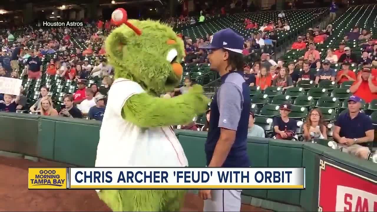 LAD@HOU: Astros mascot Orbit sways to Beyonce's 'Single Ladies' 