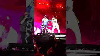 #shorts Anuel AA regala una joia enmig d'un concert.