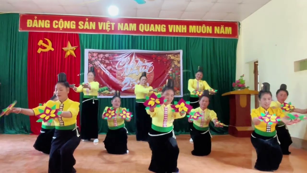 Các đội múa cao tuổi giao lưu văn nghệ tại bản bôm nam giáng đội nào cũng múa đẹp #nhacxoetaybac 