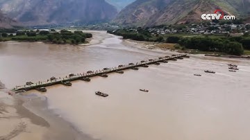 Soldiers build a temporary bridge in 40 minutes during flood| CCTV English