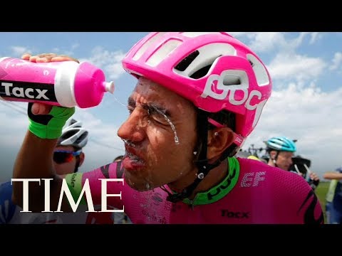 Video: Tour de France tika apturēta, jo braucēji apsmidzināja ar vielu