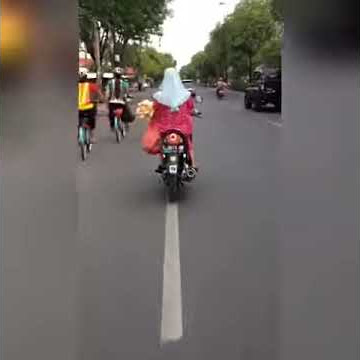 Rawan Kecelakaan ibu-ibu kalau naik motor The Power of emak ( Tintonkopz )