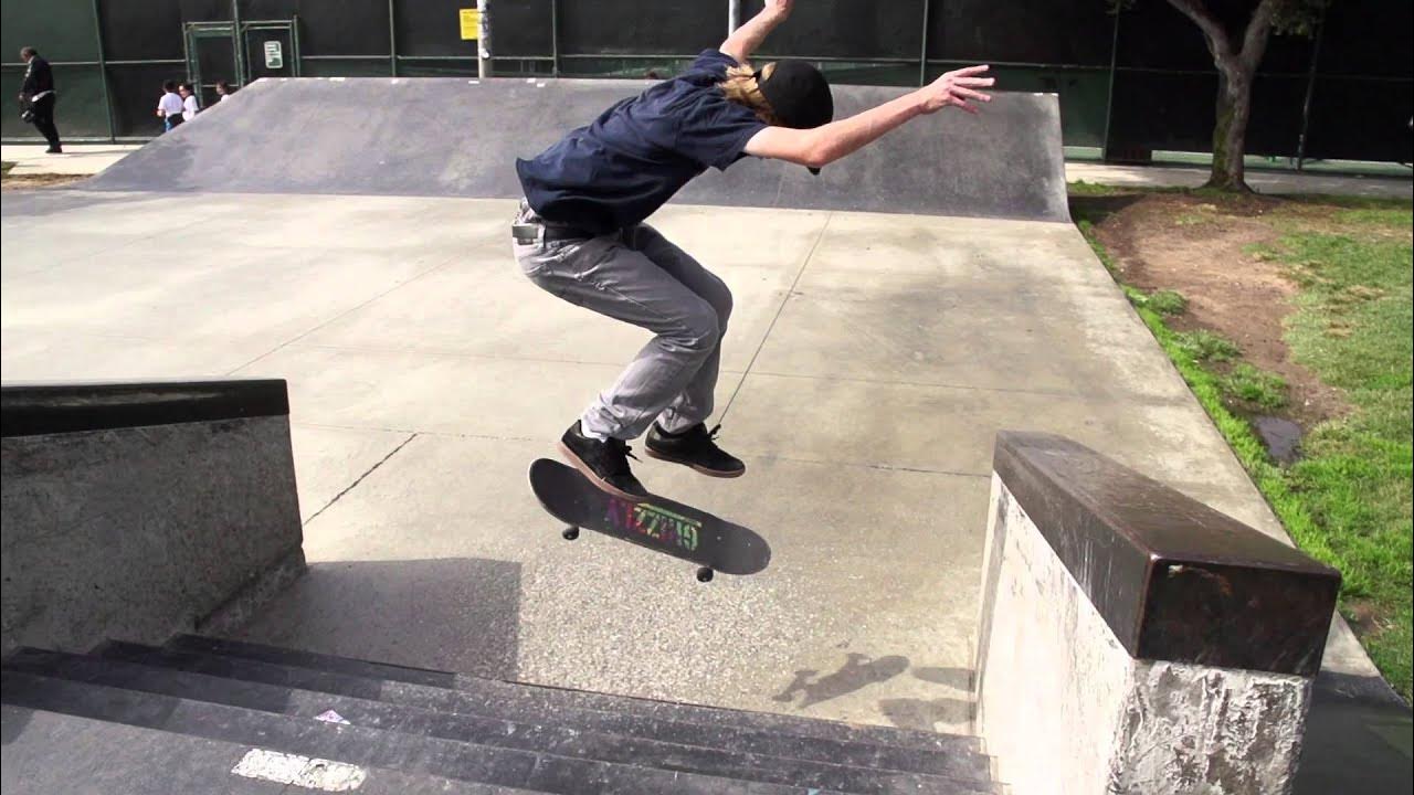 Школа скейтбординга. Трюки на роликах для начинающих. Трюки на круизере. Парень на скейте. Трюки на роликах в скейт парке.