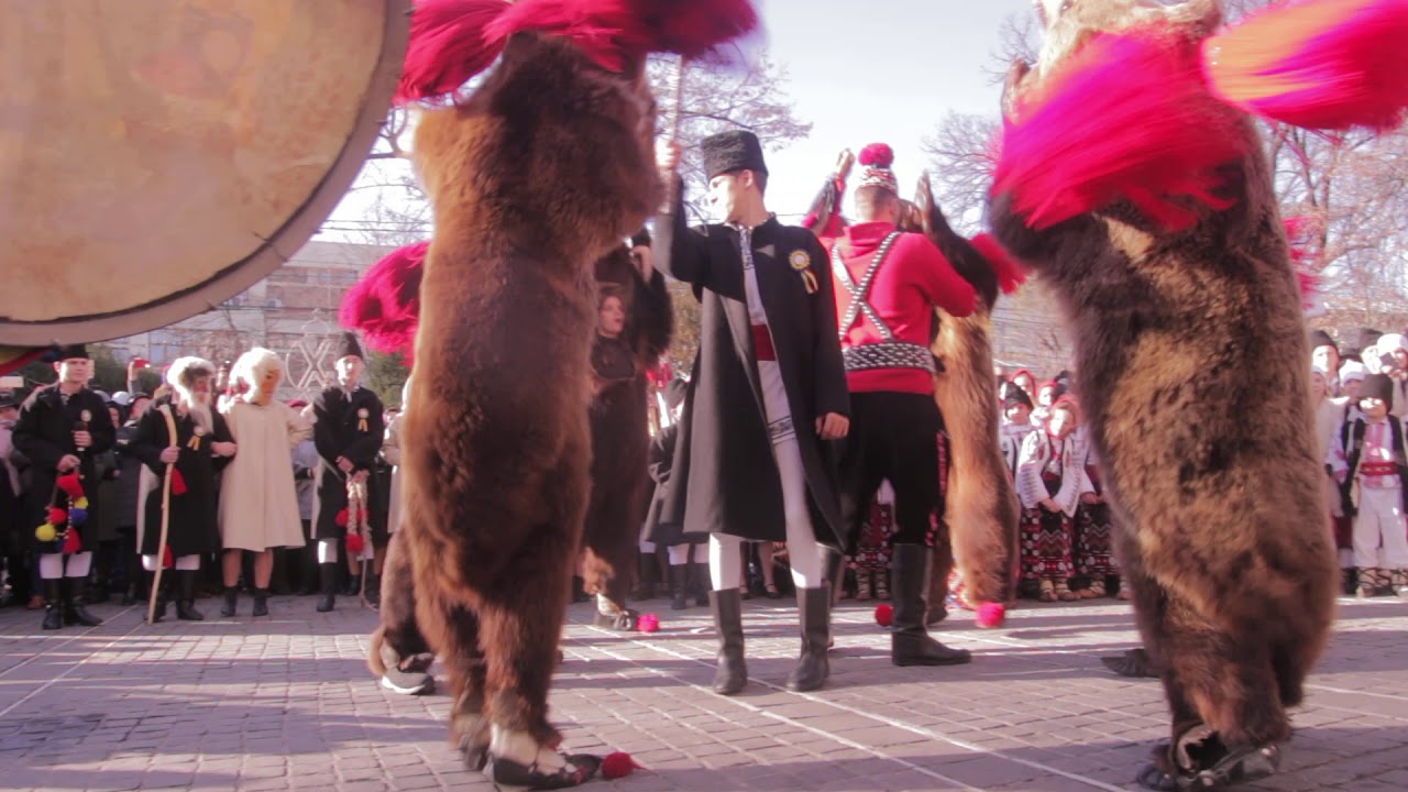 jocul Ursilor-Datini şi Obiceiuri de Crăciun şi Anul Nou