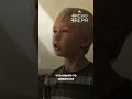 Маленького мальчика объявили в газете, давя на больное место.
