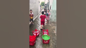 thiện cùng anh chị trong nhóm thử thách trò chơi thẩy bóng trúng thưởng￼ 1#funny