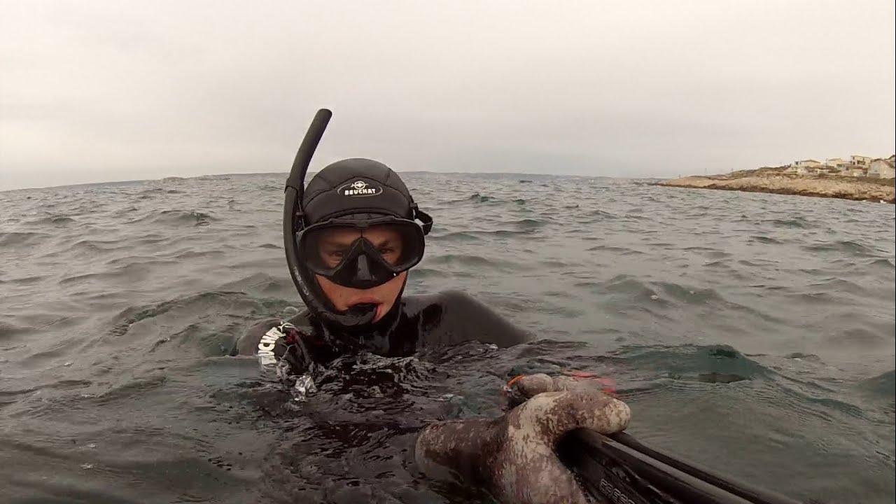 Vidéo de la pêche sur le signe de tête latéral par un été de vidéo
