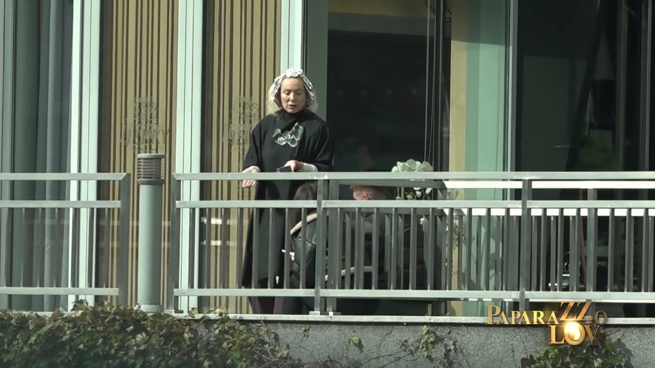 Lepa Brena kažnjena od policije jer se parkirala na zelenoj površini, pa zamalo udarila ljude