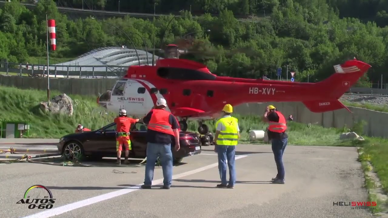Transporter une voiture par hélicoptère au sommet du d'une montagne. Héliportage Super Puma