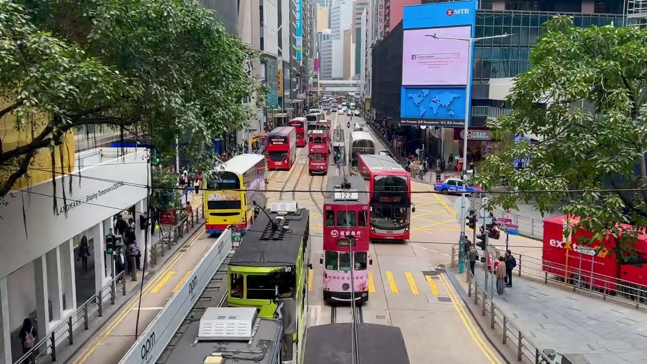 香港德輔道看中環交通與百年叮叮車