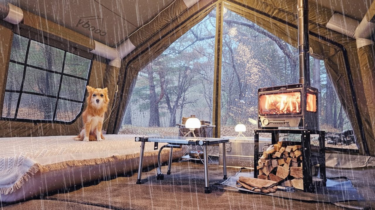 Соло-кемпинг под дождём с моей собакой | Уютная надувная тёплая палатка