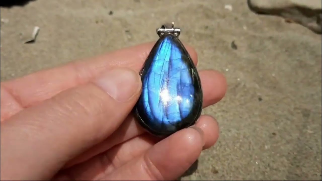 Pendentif Triangle en Pierre de lune